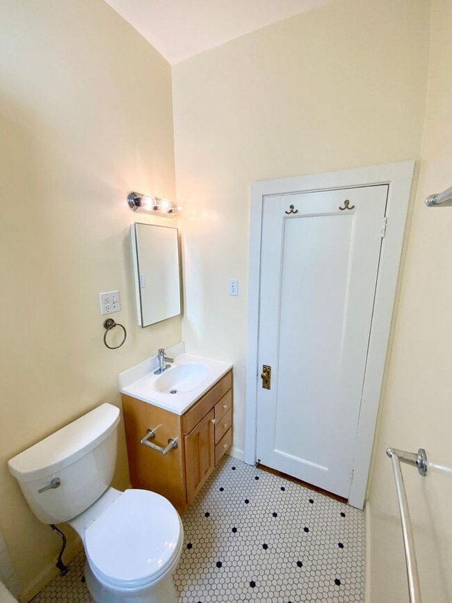 Building Photo - 1BR W/ Large Private Basement Space! HARDWOOD! LAUNDRY ON-SITE!