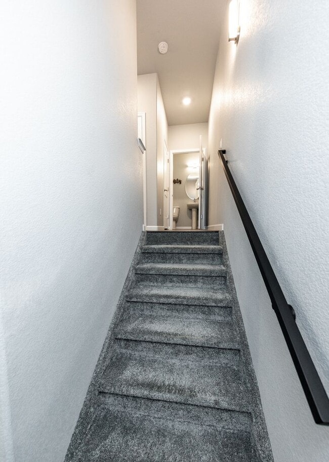 Building Photo - Urbanite Living near Downtown 3 Bed End Unit Townhouse