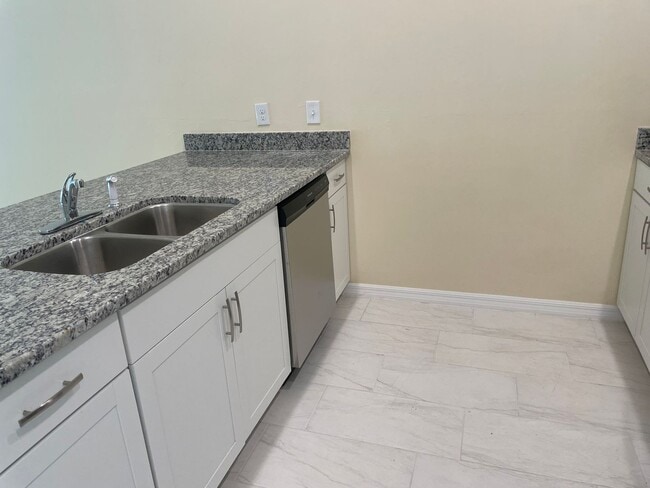 Building Photo - Duplex in Cape Coral! 3-bedroom 2-bathroom...