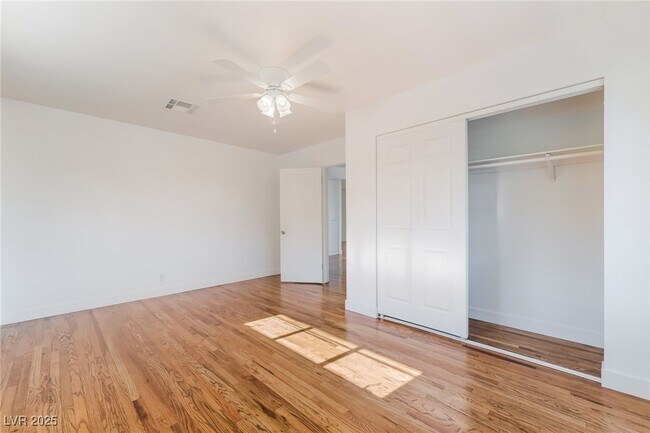 Building Photo - 1054 E Hassett Ave