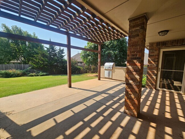Building Photo - 513 Summit View Ct