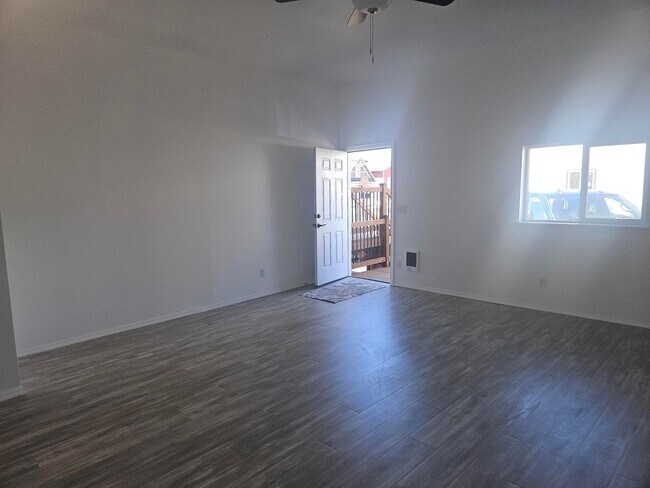 Building Photo - 703