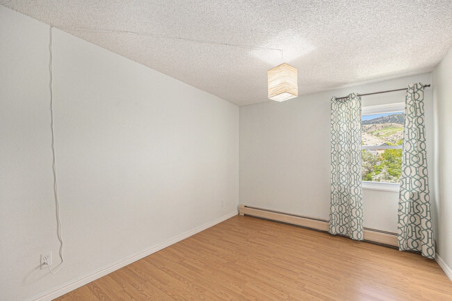 Building Photo - 1350 Golden Cir