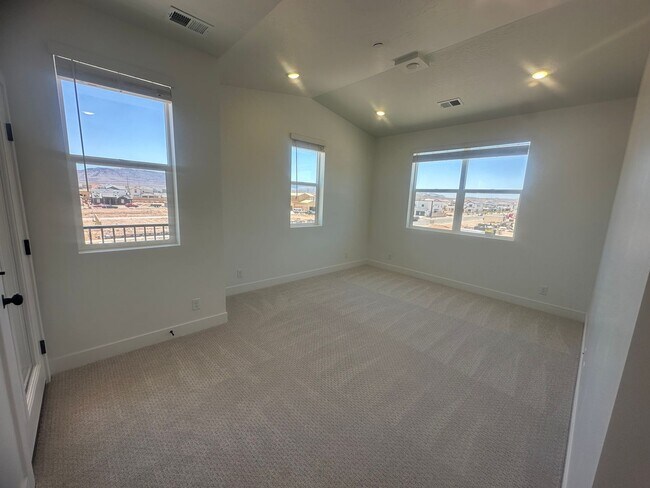 Building Photo - Luxury 3 bedroom Condo in Desert Color!