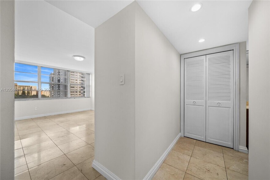 Building Photo - 18011 Biscayne Blvd