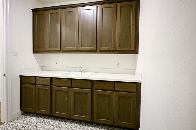 Building Photo - 1438 Oaklawn Dr