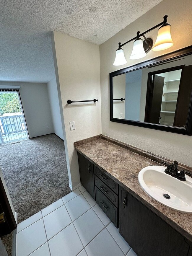 Building Photo - Beautiful well Maintained Duplex for rent