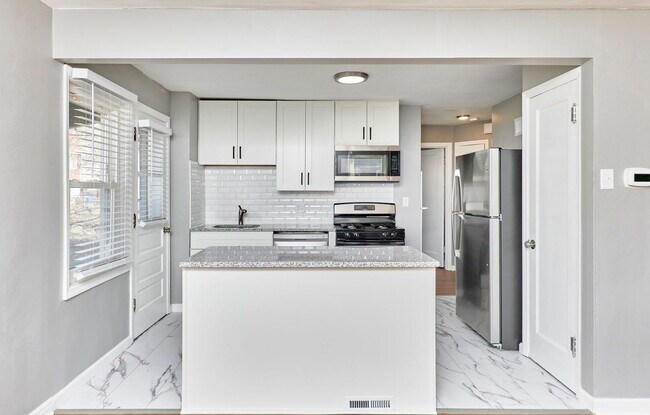 Building Photo - 8601 Belhaven Dr