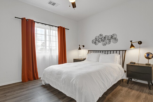 Building Photo - 2005 E Racquet Club Rd