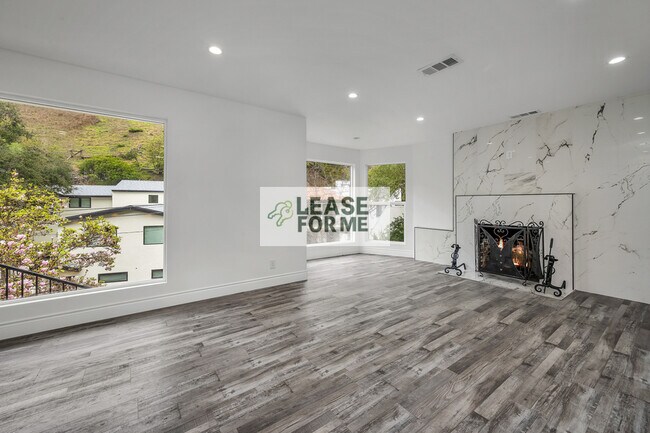 Building Photo - 9848 Portola Dr