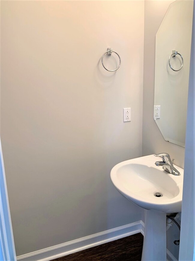 Building Photo - Two bedroom townhome for rent!