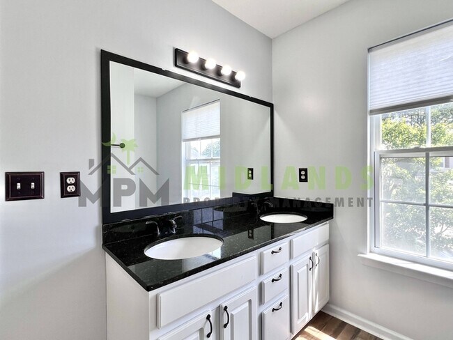 Building Photo - 492 Denman Loop