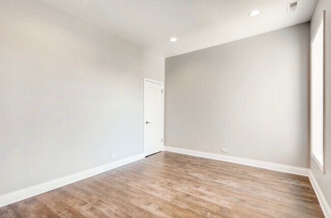 Building Photo - 4514 S Calumet Ave