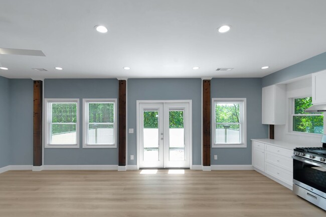 Building Photo - Your New Home Awaits!