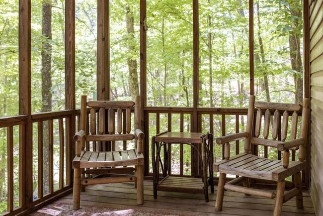 Building Photo - Convenient Tranquility