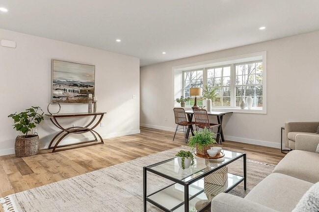 Building Photo - 27 Birch Hl Ln