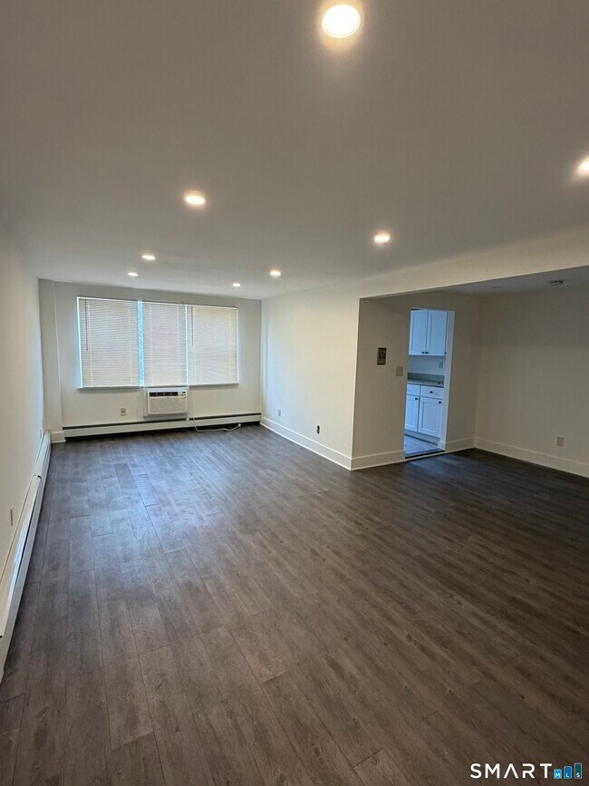 Building Photo - 70 Farmington Ave