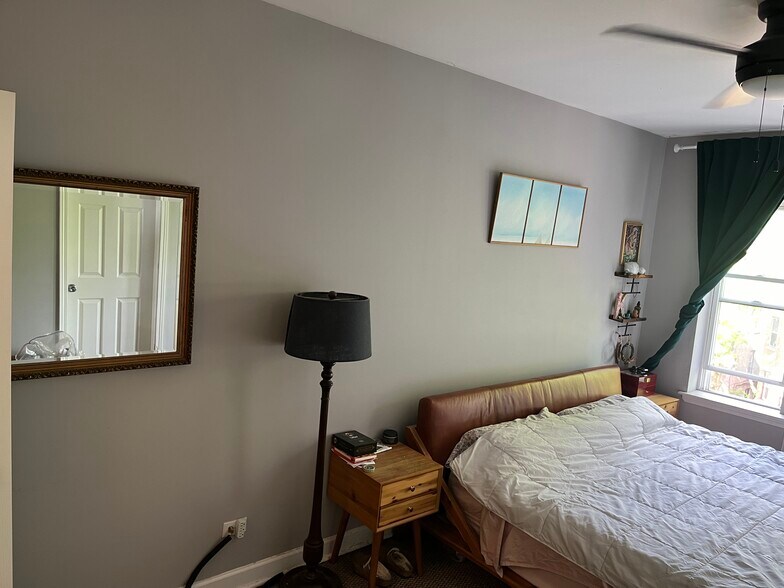 Primary Bedroom, office nook - 6504 N Washtenaw Ave