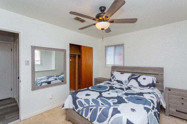 Building Photo - 313 Robins Dr
