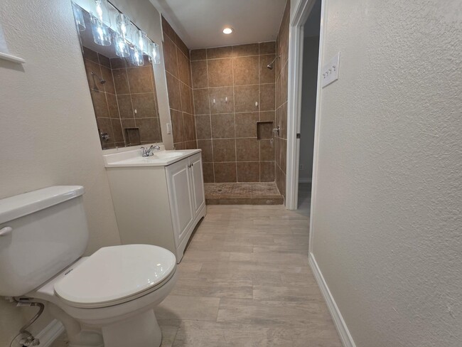 Building Photo - 1703 Violeta Ct
