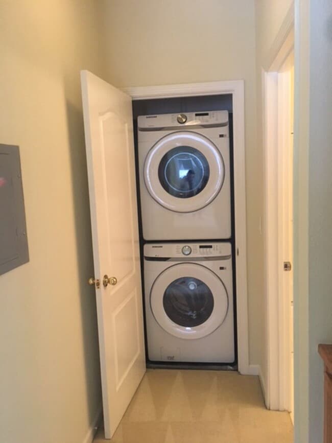 Building Photo - Outstanding 2 bd 2 bth Condo in prime Plea...