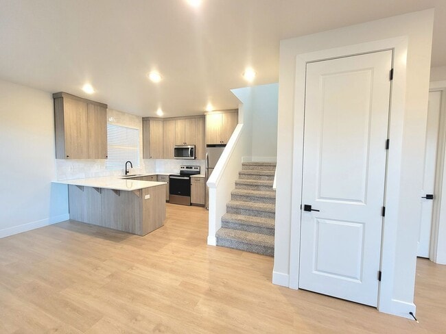 Building Photo - Modern Comfort in the Heart of SE Portland — 3 Bed, 2.5 Bath Home!