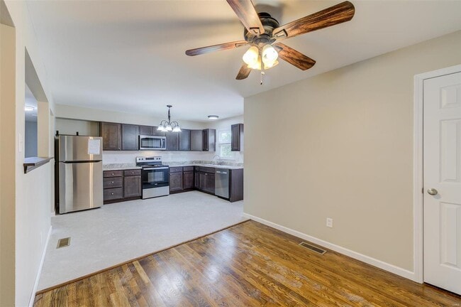 Building Photo - 624 S Pam Ave