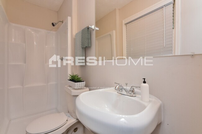 Building Photo - 5811 Navarre Ct