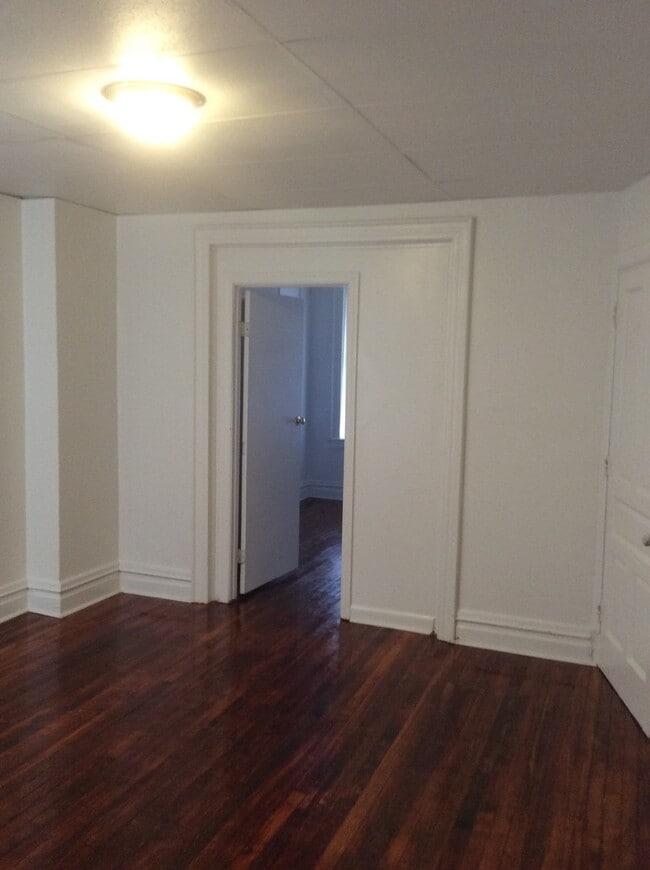 Building Photo - 1st floor with parking-Video in pictures!