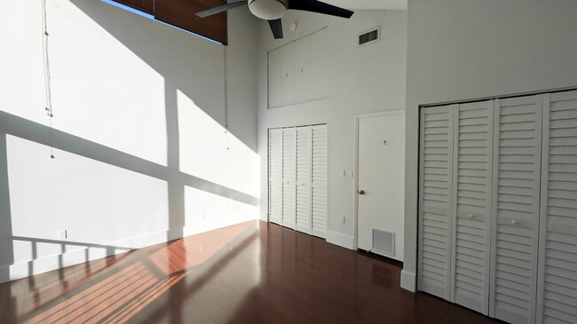 Building Photo - Spacious & Stylish Coconut Grove Townhouse!