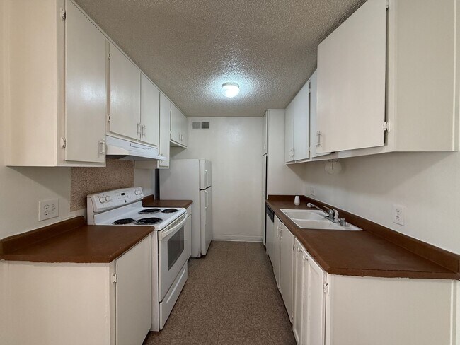 Building Photo - Downstairs 2 bedroom, 1 bathroom condo loc...