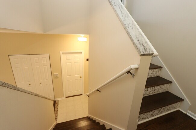 Building Photo - 3333 Stratford Ct