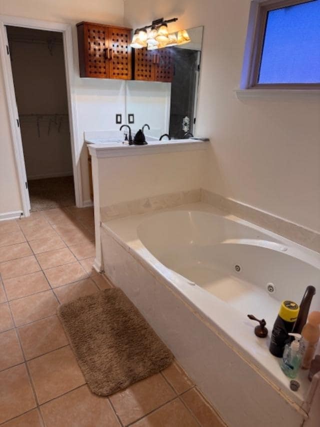 jacuzzi in master bedroom - 31 Farestone Cv