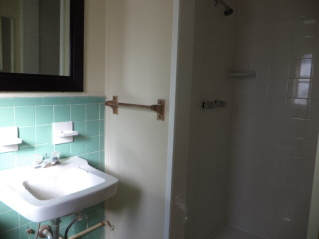 Building Photo - FOREST HILLS - FENCED YARD