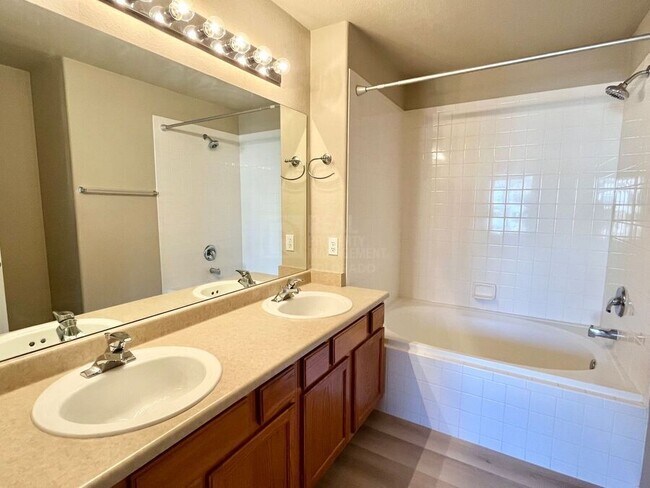 Building Photo - 3927 Riviera Grove