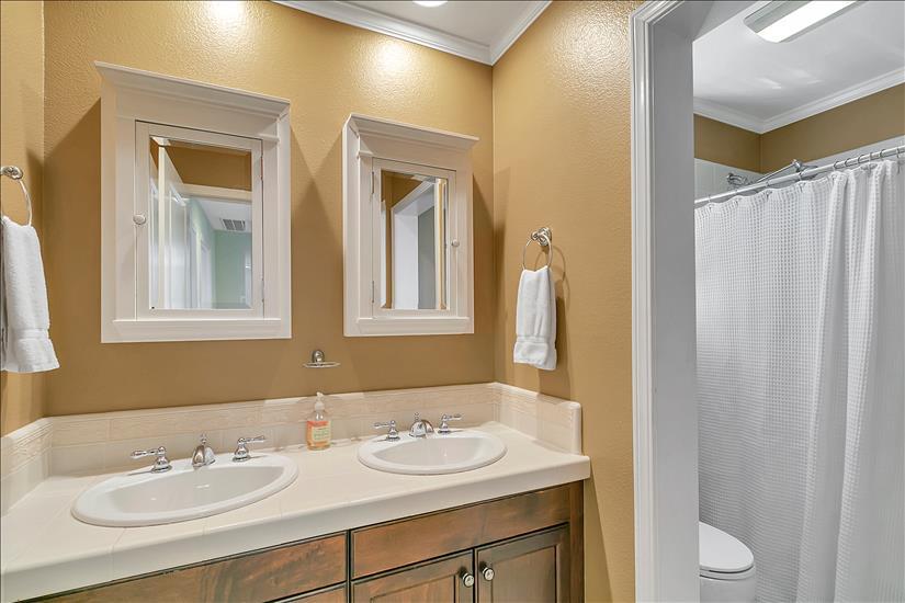 Guest Bath with Tub/Shower - 1504 Pear Tree Ln