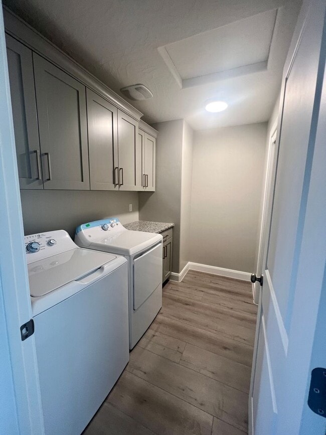 Building Photo - Beautiful 3 bedroom, 2.5 bathroom townhome!!