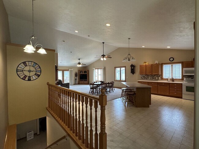 Building Photo - Spacious 3 Bed / 3 Bath Duplex in Sanborn, IA