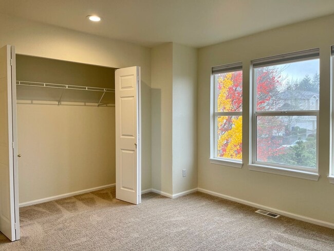 Building Photo - Bellevue Townhome! 2 Bedroom 2.5 Bathroom! *Utilities Included*