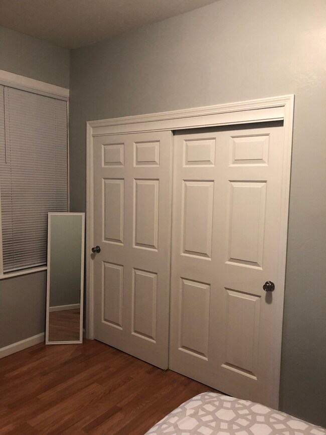 Bedroom 1 closet - 4934 Hummelsheim Ave