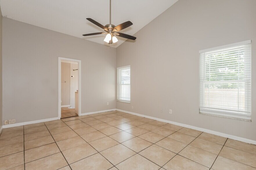 Building Photo - 2027 Helm Ln