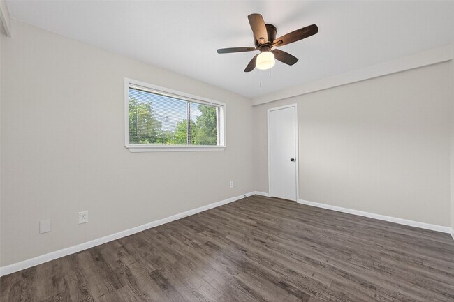 Building Photo - 427 Hollyvale Dr