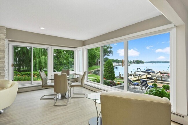 Building Photo - Spacious Main-Level Living in the Heart of Excelsior