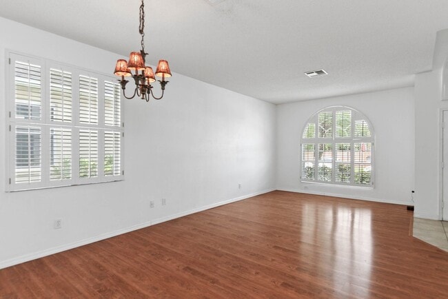 Building Photo - 3 bedroom, 3 bath with flex space  in Wint...