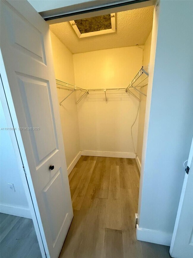 Building Photo - 3375 W 76th St