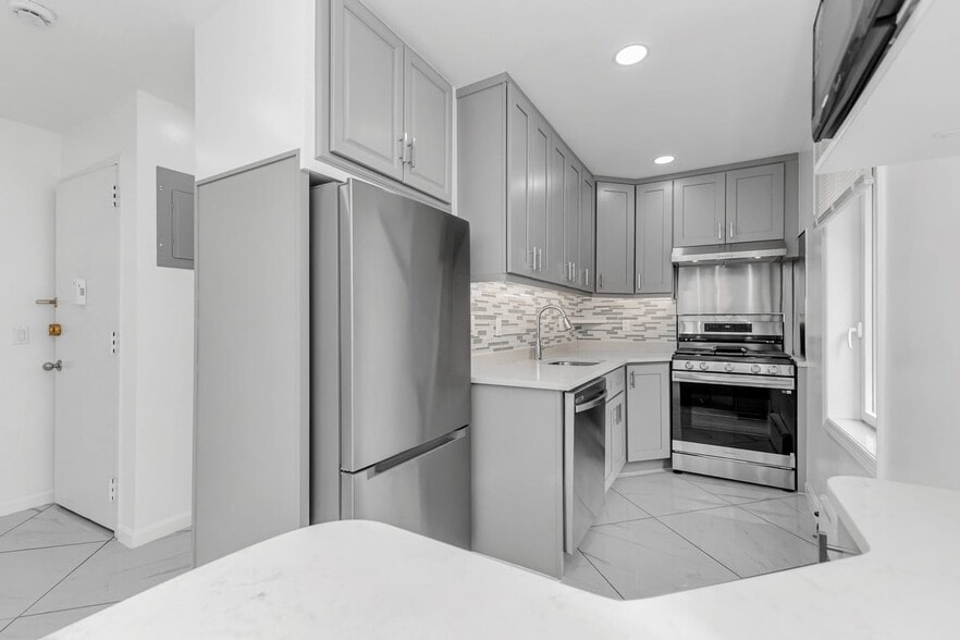 Building Photo - 318 E 62nd St