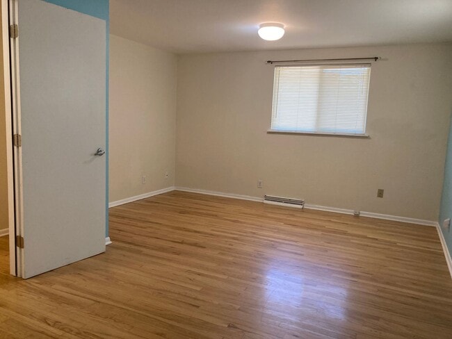 Building Photo - Huge 5BR, large yard, fireplace, big rooms...