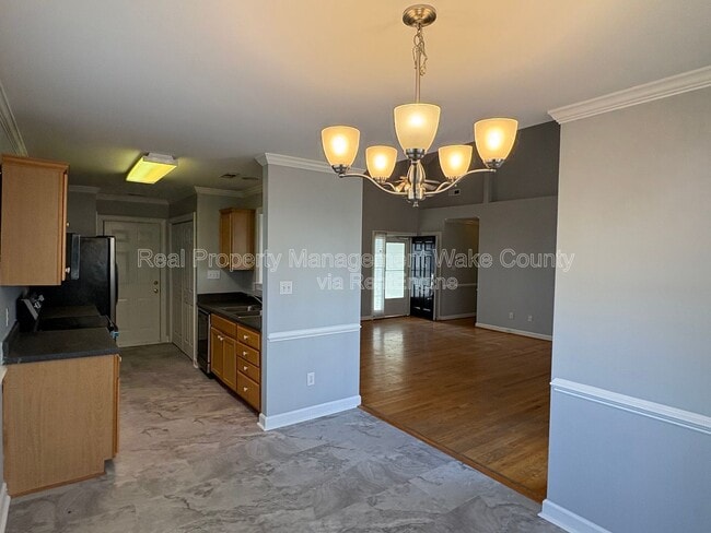 Building Photo - 828 Shackleton Rd