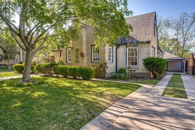 Building Photo - A Stunning, Updated Home in the heart of Dallas