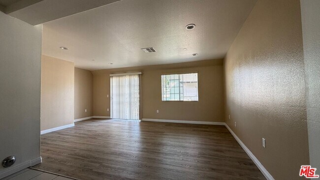 Building Photo - 1210 W 39th St